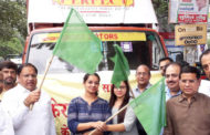 उद्योगपति एचके बत्रा द्वारा दी गई खाद्य सामग्री के ट्रकों को हरी झंडी दिखाकर किया रवाना