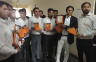 एडवोकेट पाराशर ने  वकीलों को रजिस्ट्रेशन एक्ट किताबें बांटी निशुल्क