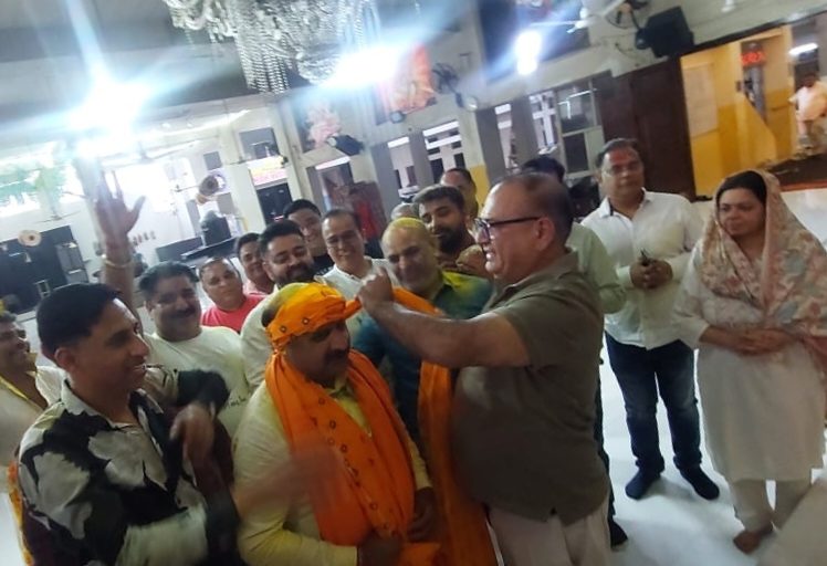 भाजपा प्रत्याशी पहुंचे हनुमान मंदिर, प्रधान राजेश भाटी ने किया स्वागत