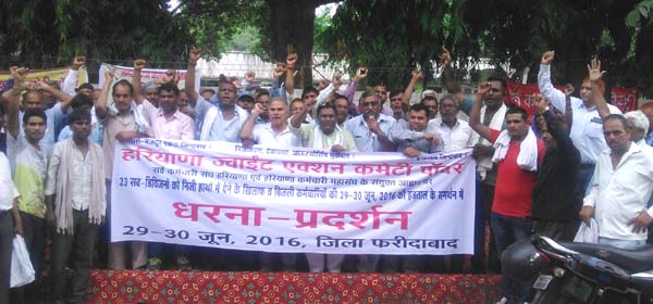 बिजली कर्मचारियों की हडताल में सरकार के खिलाफ की गई जमकर नारेबाजी