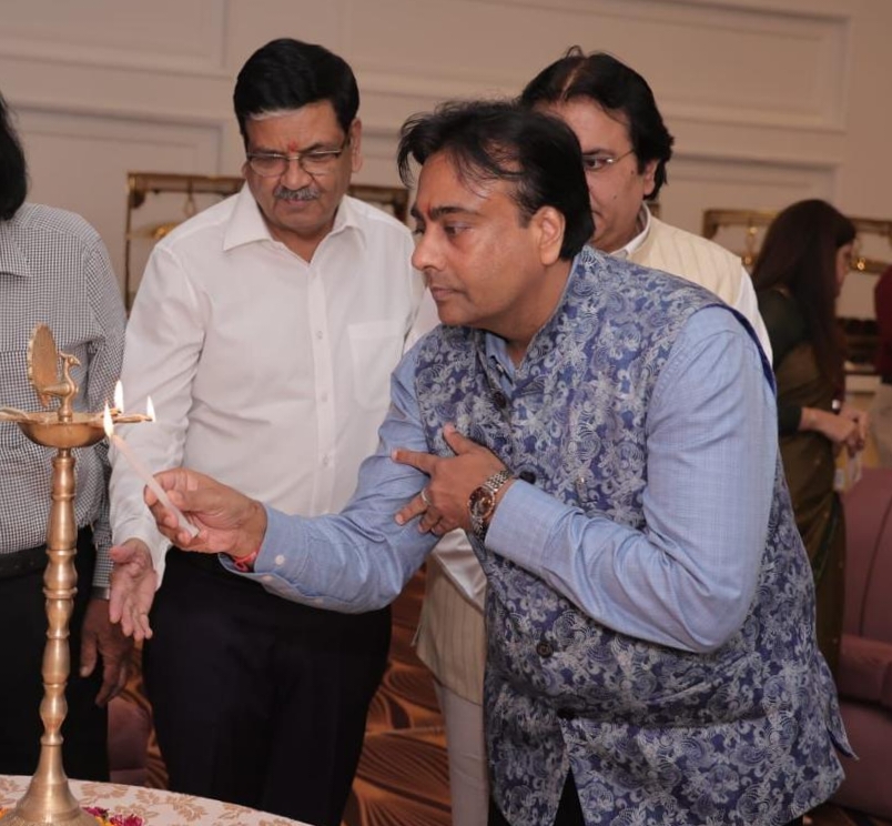 एफ.सी.सी.आई महासचिव रोहित रुंगटा द्वारा  दीप प्रज्वलित कर किया गया कार्यक्रम का शुभारंभ