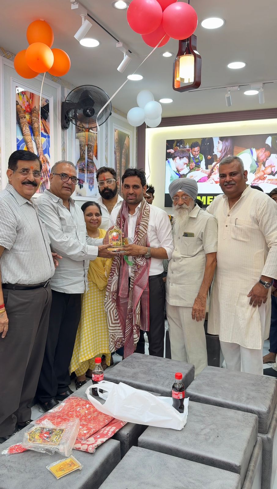 ब्यापार मंडल के प्रधान डॉ. राजेश भाटिया द्वारा किया गया यूके मेहंदी सेंटर का किया गया उद्धघाटन