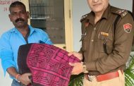 सेक्टर 15 पुलिस चौकी इंचार्ज उप- निरीक्षक ओमप्रकाश देशवाल  ने जरूरतमंदों को कंबल वितरित किये
