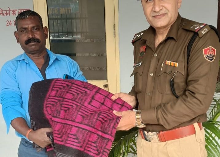 सेक्टर 15 पुलिस चौकी इंचार्ज उप- निरीक्षक ओमप्रकाश देशवाल  ने जरूरतमंदों को कंबल वितरित किये