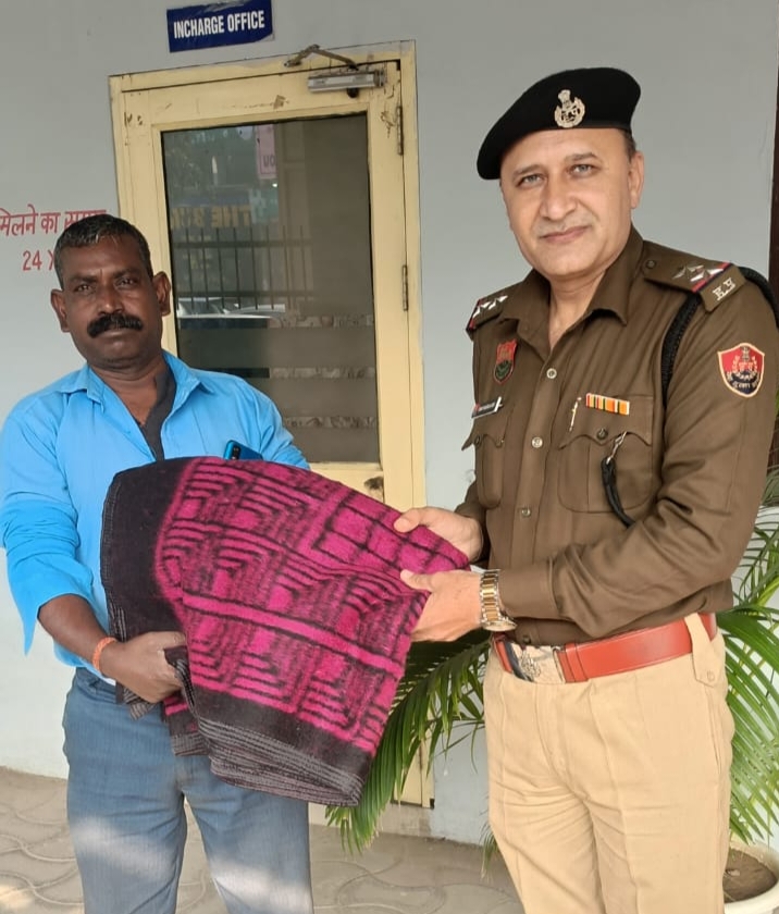 सेक्टर 15 पुलिस चौकी इंचार्ज उप- निरीक्षक ओमप्रकाश देशवाल  ने जरूरतमंदों को कंबल वितरित किये